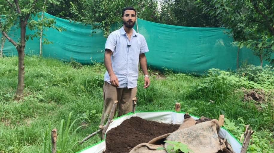 J&K’s Pulwama Physics Honours Graduate Turns Entrepreneur, Creates Jobs Through Vermi Compost Unit