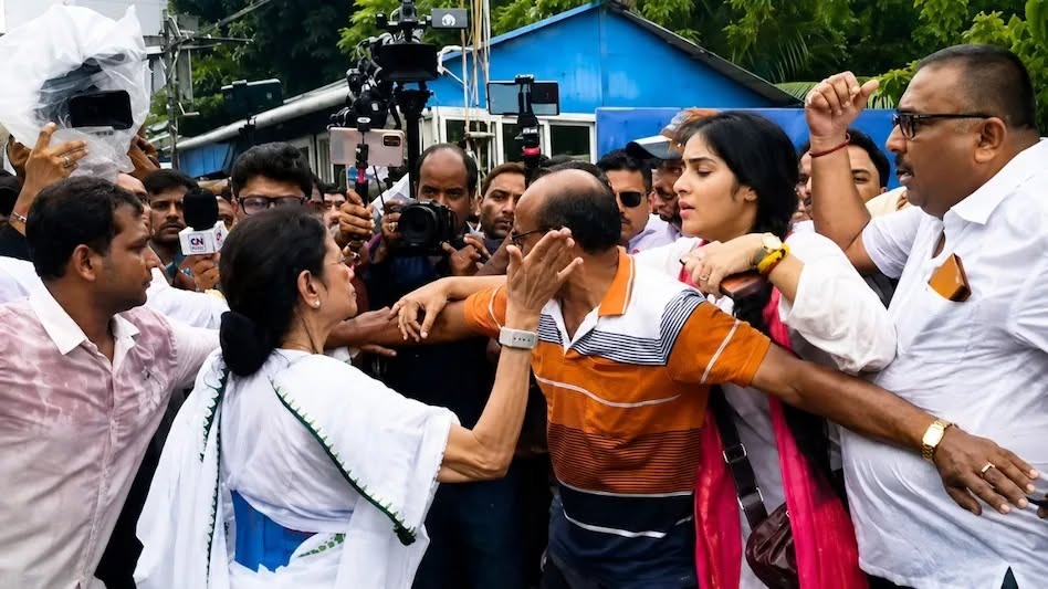 Angry Mamata Banerjee Publicly Slaps Her Own Worker