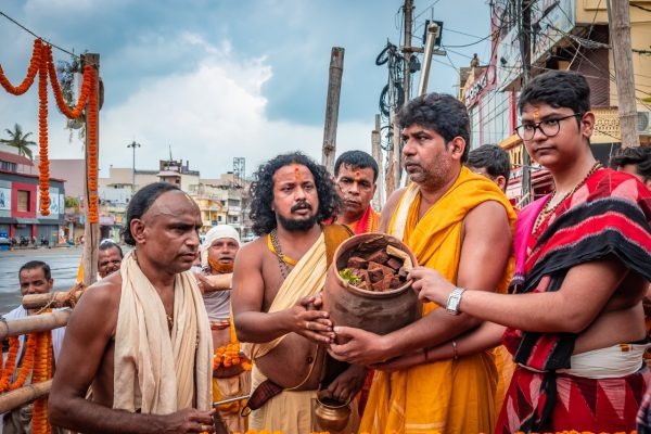 An Emotional Stop on the Return Journey : Lord Jagannath Receives Mausi Maa’s Beloved Poda Pitha