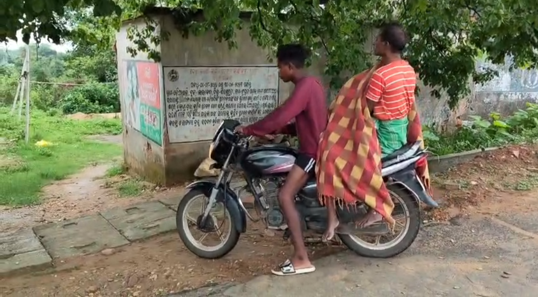 Heartbreaking Scene ; No Hearse, No Ambulance: Grieving Husband Takes Wife’s Body Home on Motorcycle