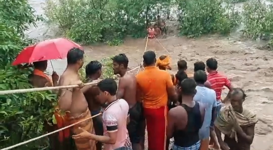 4 Hours, Rising Waters, One Daring Rescue: Fire Team Saves Two Women Trapped in Odisha River