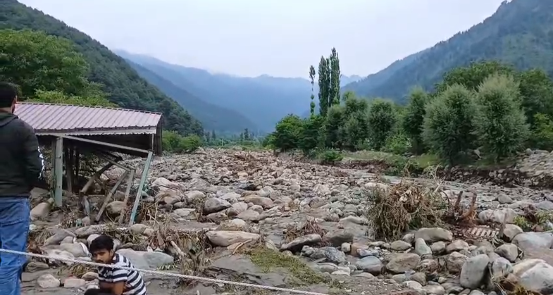 Cloudburst Triggers Flash Flood in Nala Overa, Pahalgam ; Power Supply Suspended in Four Areas as Precaution