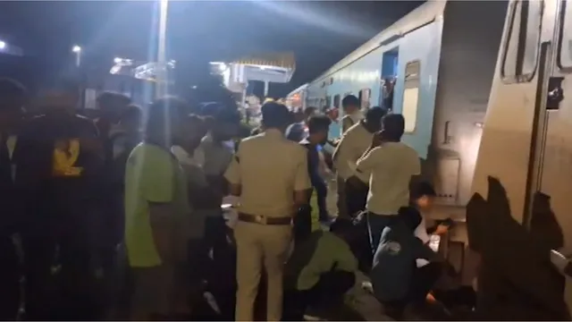 Fire Scare on Howrah-Puri Dhauli Superfast Express After Smoke Detected in Coach; Passengers Evacuated Safely