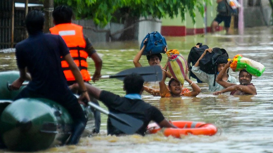Flood Horror in Maharashtra: Father Survives by Clinging to Tree, Wife and Two Daughters Swept Away