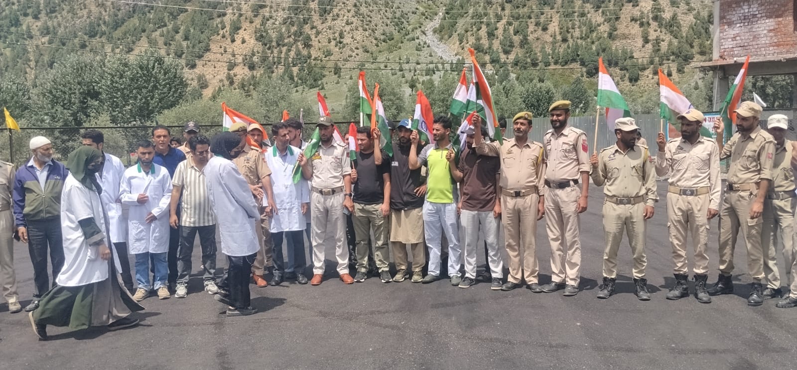 Over 100 Participate in Tiranga Rally Along LoC in Gurez B’pora