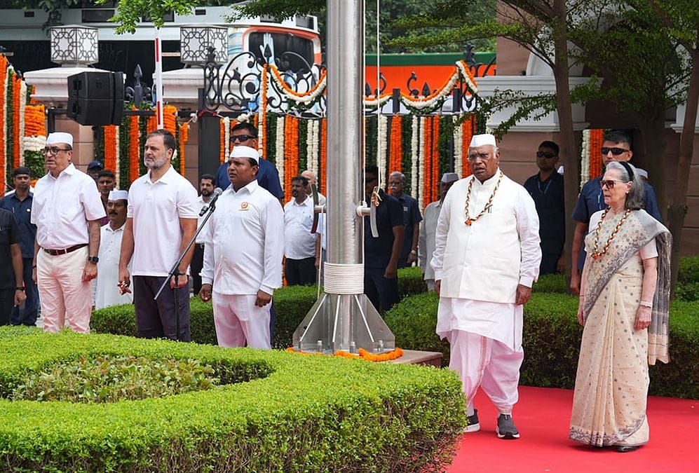 Sonia Gandhi stopped the workers from singing Vande Mataram ? Congress gave a reply to BJP’s allegations