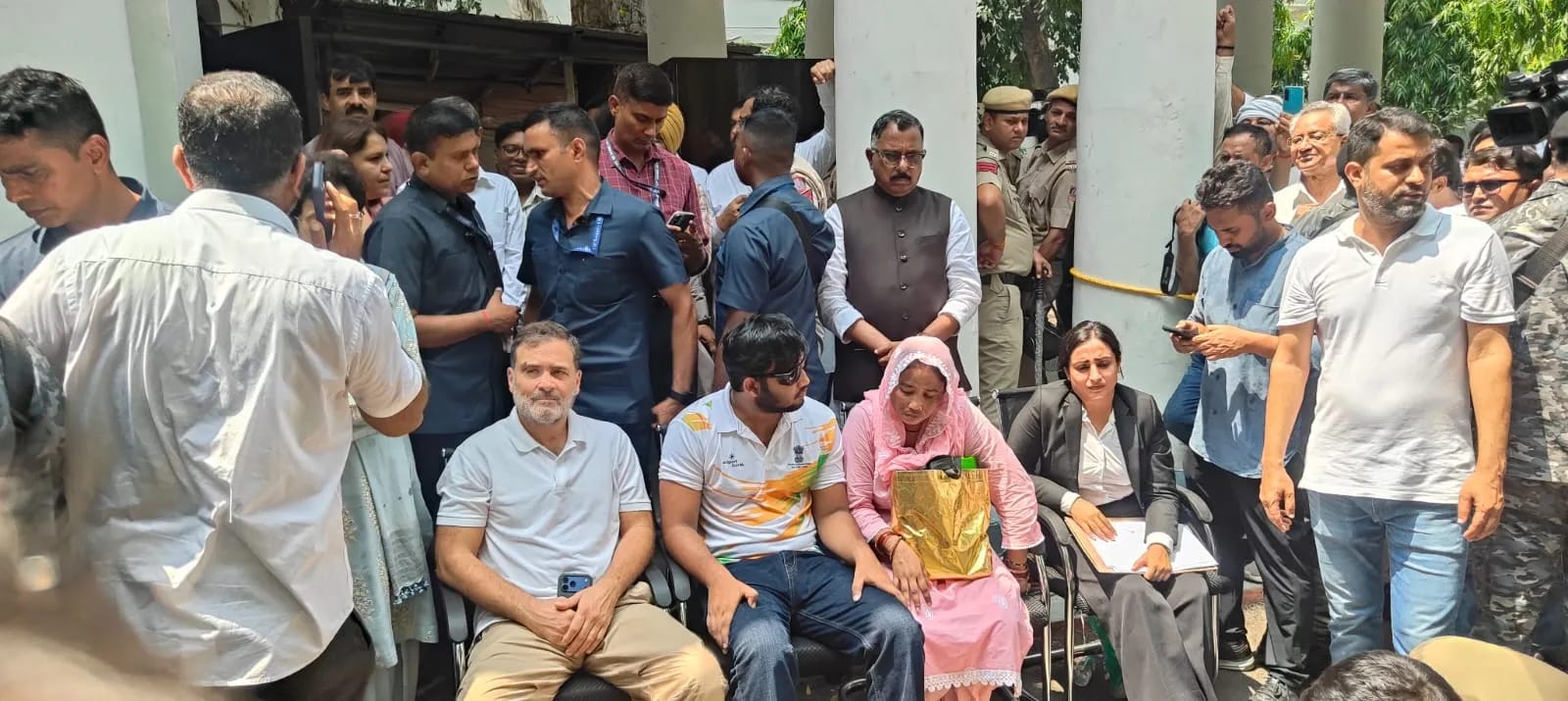 “I will sit right here until the FIR is registered”—Rahul Gandhi stages a sit-in over the pellet gun incident; traffic on Sansad Marg halted