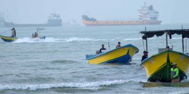 Iran Sets Conditions for Strait of Hormuz Reopening as Conflict With US Continues