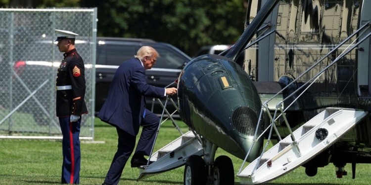Marine One Flight Under Investigation After Reported Close Approach to Passenger Jet Near Washington