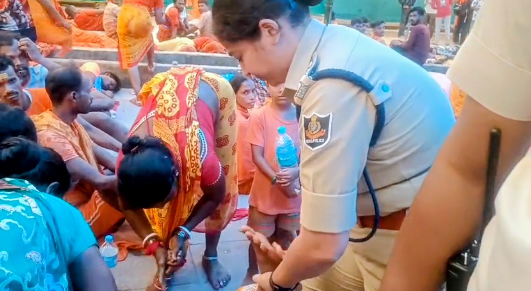 Beyond The Uniform: IPS Officer Wins Hearts By Massaging Kanwariyas’ Feet In Odisha