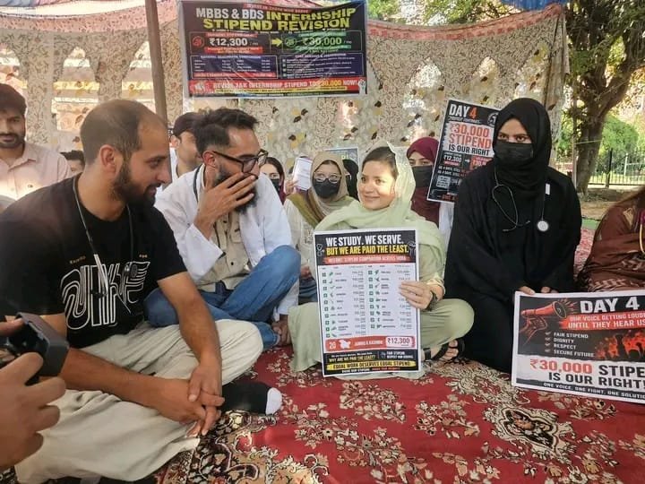 Iltija Mufti Joins MBBS Interns at GMC Anantnag, Backs Stipend Hike Demand