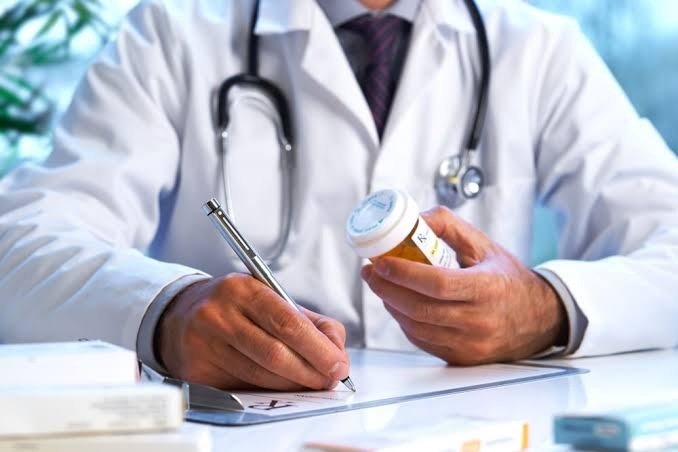 BIG CHANGE IN HEALTHCARE ? “WRITE MEDICINE NAMES IN HINDI” Health Minister Brajesh Pathak’s Appeal to Doctors Sparks Discussion